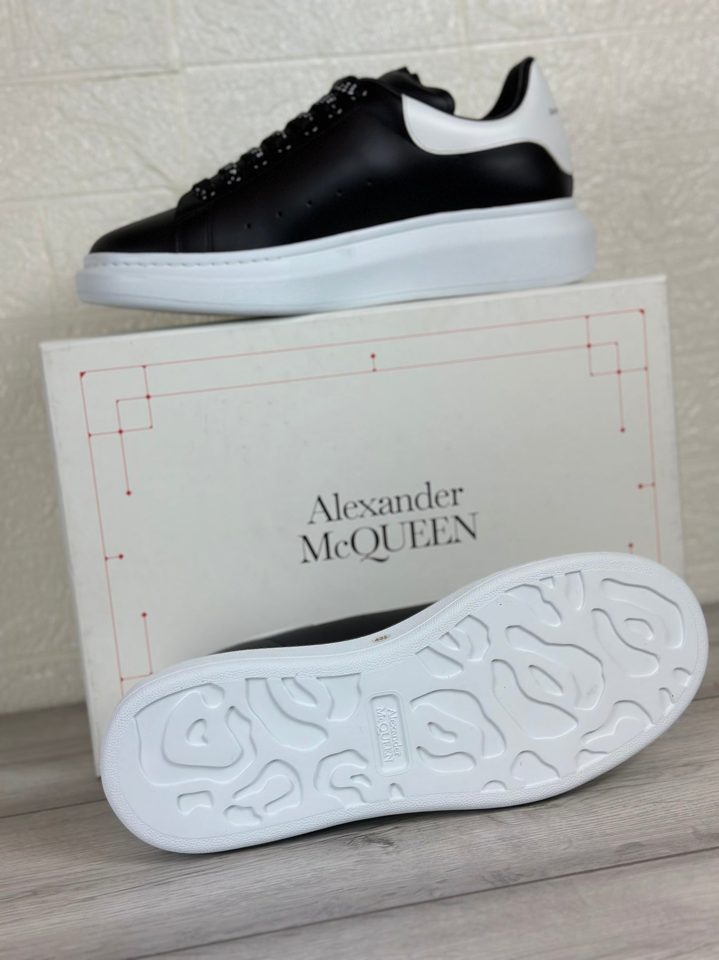 ALEXANDER MCQUEEN
Exaggerated-Sole Leather Sneakers
