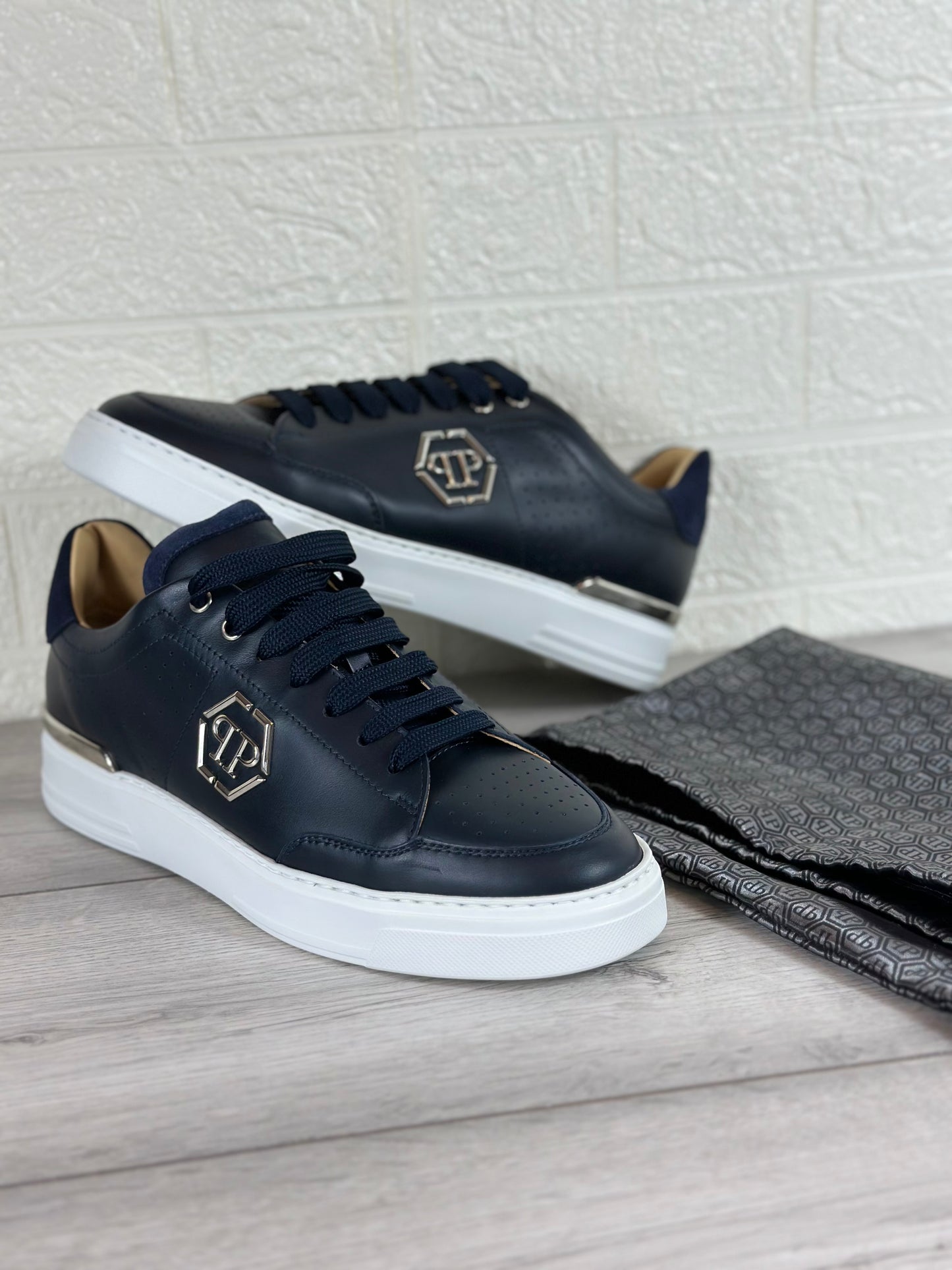 Philipp Plein
logo-appliqué low-top sneakers
