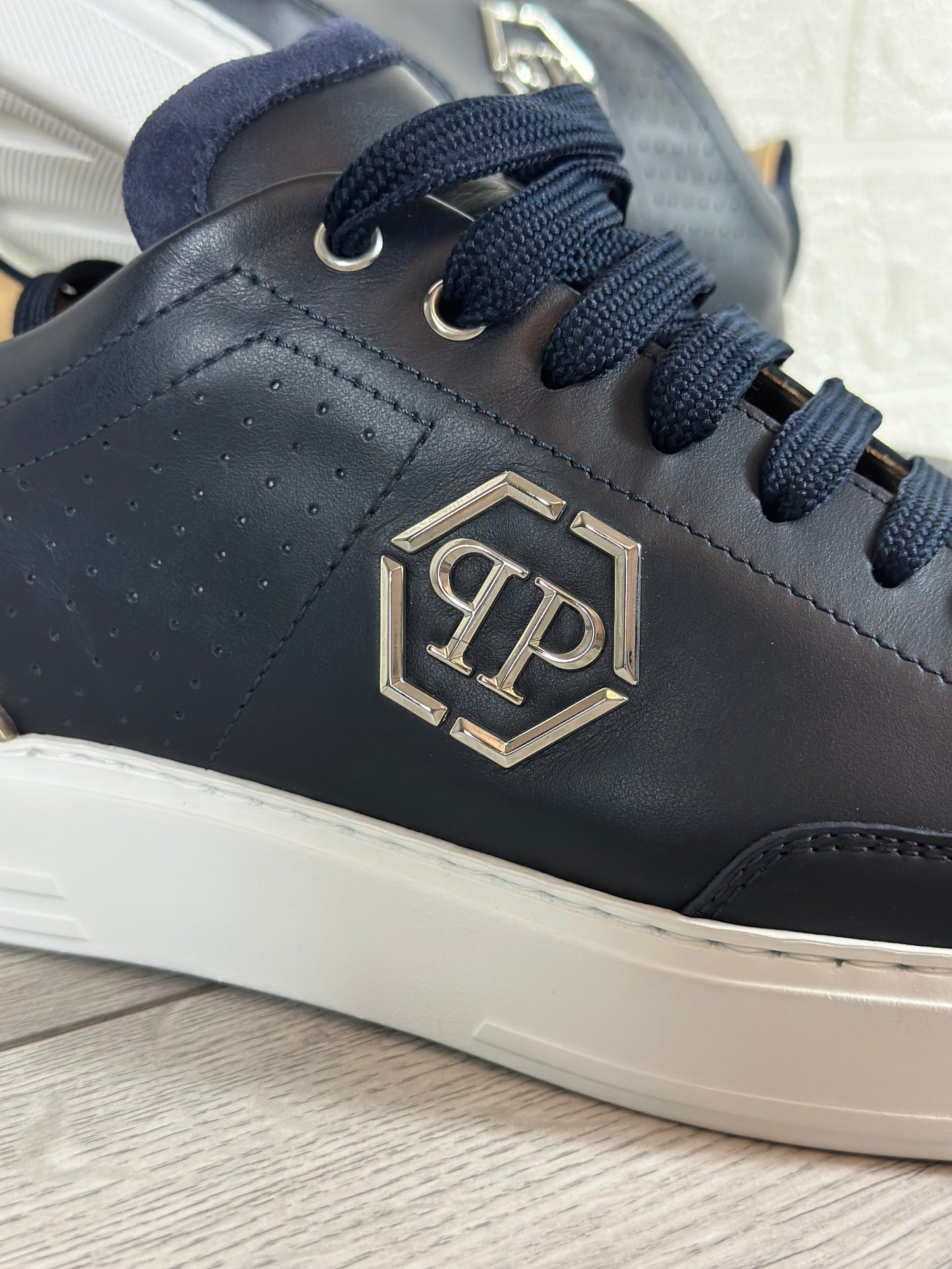 Philipp Plein
logo-appliqué low-top sneakers